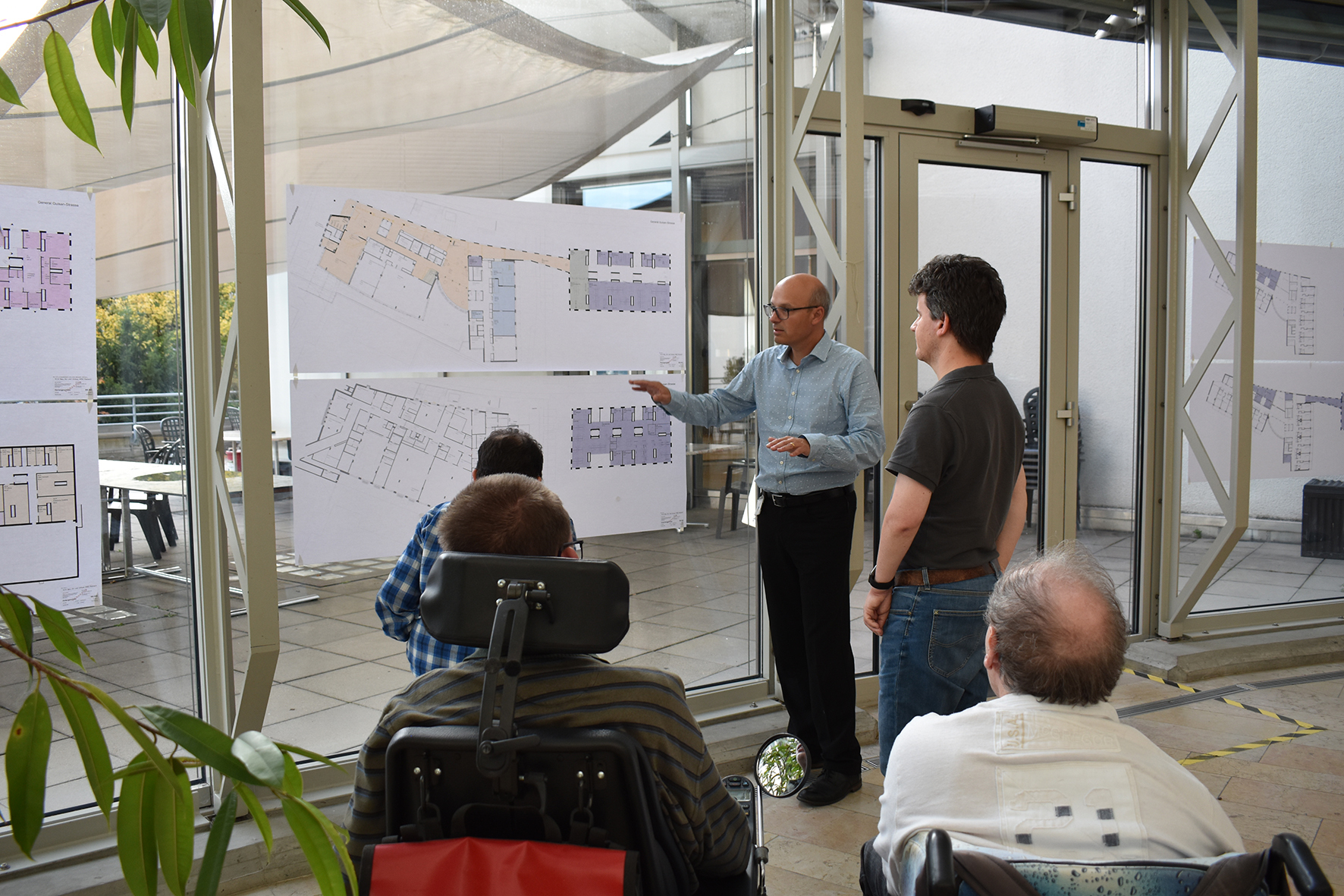 Stephan Zahn erläutert Bewohnerinnen, Bewohnern und Mitarbeitenden die Baupläne.